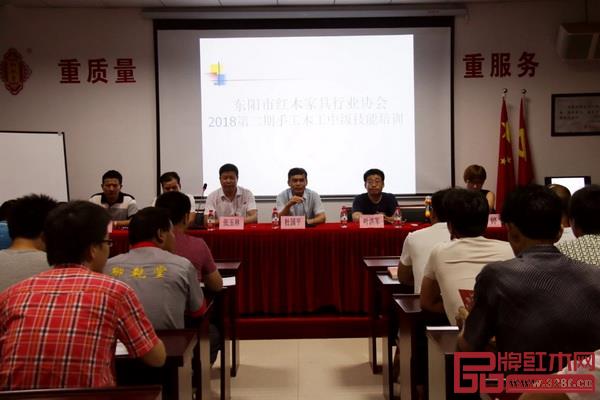 東陽市人力資源和社會保障局職稱教育科科長杜國平在開班儀式上發(fā)言 東陽市人力資源和社會保障局職稱教育科科長杜國平在開班儀式上發(fā)言