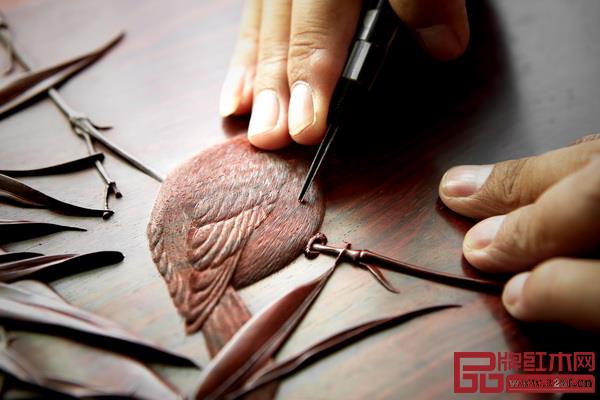  細(xì)致的雕刻是泰和園“絲翎檀雕”技藝的精髓所在