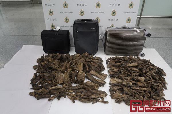 香港海關(guān)發(fā)現(xiàn)的懷疑沉香木木材(圖片來源:香港海關(guān)) 香港海關(guān)發(fā)現(xiàn)的懷疑沉香木木材(圖片來源:香港海關(guān))