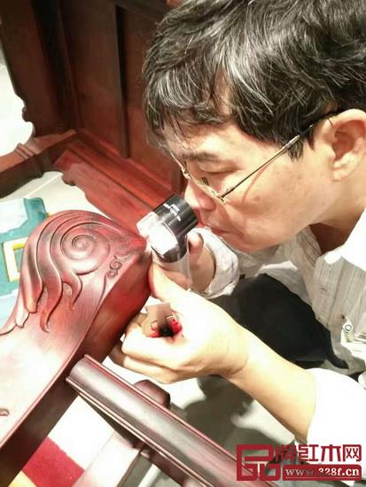著名木材檢驗鑒定專家陳少仁用特定的檢測設(shè)備檢驗醉木苑紅木家具的各個邊角,不放過任何一處死角 著名木材檢驗鑒定專家陳少仁用特定的檢測設(shè)備檢驗醉木苑紅木家具的各個邊角,不放過任何一處死角