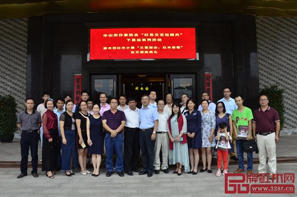 獲獎(jiǎng)作者與中山市作家協(xié)會(huì)、中山市報(bào)告文學(xué)學(xué)會(huì)成員共聚耕木坊紅木小鎮(zhèn) 獲獎(jiǎng)作者與中山市作家協(xié)會(huì)、中山市報(bào)告文學(xué)學(xué)會(huì)成員共聚耕木坊紅木小鎮(zhèn)