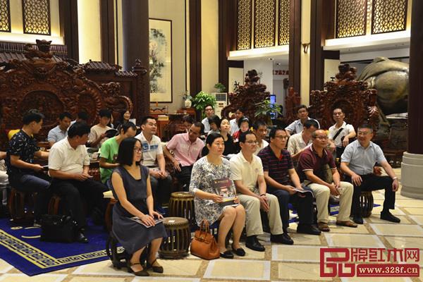 耕木坊紅木小鎮(zhèn)“父愛如山 紅木有情”征文比賽頒獎(jiǎng)典禮現(xiàn)場(chǎng) 耕木坊紅木小鎮(zhèn)“父愛如山 紅木有情”征文比賽頒獎(jiǎng)典禮現(xiàn)場(chǎng)