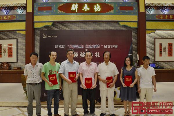 中山市報(bào)告文學(xué)學(xué)會(huì)副主編蔡志宏、黃柳年,副秘書長(zhǎng)李春燕為優(yōu)秀獎(jiǎng)獲得者頒獎(jiǎng) 中山市報(bào)告文學(xué)學(xué)會(huì)副主編蔡志宏、黃柳年,副秘書長(zhǎng)李春燕為優(yōu)秀獎(jiǎng)獲得者頒獎(jiǎng)