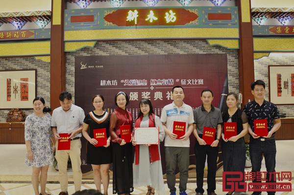 中山市報(bào)告文學(xué)學(xué)會(huì)副主席兼秘書長(zhǎng)王玉菊為三等獎(jiǎng)獲得者頒獎(jiǎng) 中山市報(bào)告文學(xué)學(xué)會(huì)副主席兼秘書長(zhǎng)王玉菊為三等獎(jiǎng)獲得者頒獎(jiǎng)