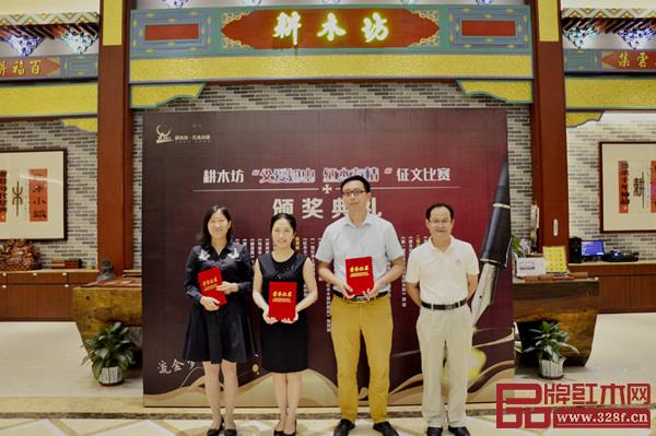 中山市作家協(xié)會(huì)副主席黃剛為二等獎(jiǎng)獲得者頒獎(jiǎng) 中山市作家協(xié)會(huì)副主席黃剛為二等獎(jiǎng)獲得者頒獎(jiǎng)