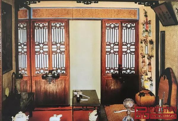 坑上座前安置的紫檀木雕花書桌 坑上座前安置的紫檀木雕花書桌