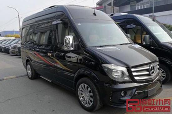 奔馳斯賓特外觀低調(diào)，但打開車門是另一番景象，整車配置了由緬甸花梨純手工雕刻而成的裝飾組件