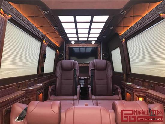 奔馳斯賓特外觀低調(diào)，但打開車門是另一番景象，整車配置了由緬甸花梨純手工雕刻而成的裝飾組件