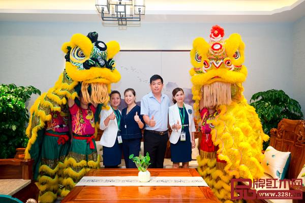 居典紅木萬(wàn)達(dá)廣場(chǎng)紫檀館開(kāi)業(yè),董事長(zhǎng)尹付林(右二)與工作人員合影留念 居典紅木萬(wàn)達(dá)廣場(chǎng)紫檀館開(kāi)業(yè),董事長(zhǎng)尹付林(右二)與工作人員合影留念