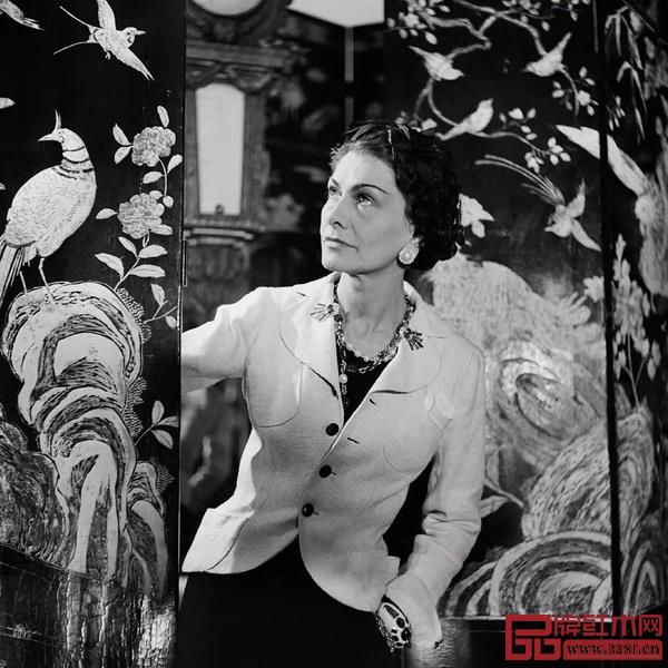  嘉柏麗爾·香奈兒與她鐘愛的烏木漆面屏風(fēng)，攝于1937 年。（ 攝影：Lipnitzki & Roger-Viollet，圖片來自CHANEL 中國官網(wǎng)）