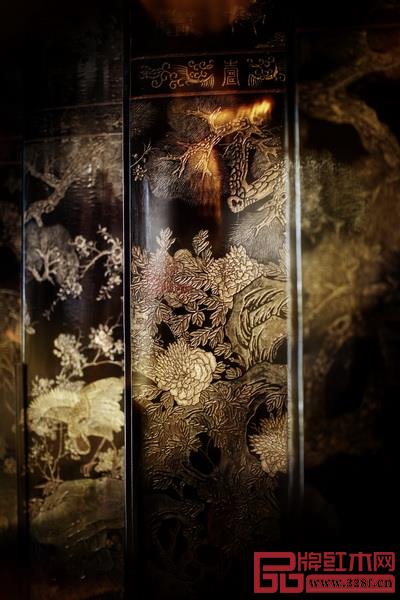 香奈兒女士將東方烏木漆面屏風(fēng)稱為“COROMANDEL”,因為最初抵達(dá)歐洲的這些屏風(fēng)都是在印度科羅曼德海岸(Coromandel Coast)被發(fā)現(xiàn)的,很長一段時間內(nèi)歐洲人都誤以為它們源自這個海岸 香奈兒女士將東方烏木漆面屏風(fēng)稱為“COROMANDEL”,因為最初抵達(dá)歐洲的這些屏風(fēng)都是在印度科羅曼德海岸(Coromandel Coast)被發(fā)現(xiàn)的,很長一段時間內(nèi)歐洲人都誤以為它們源自這個海岸