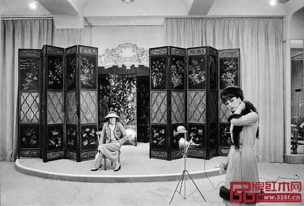 與香奈兒女士所鐘愛的其他事物一樣，東方屏風(fēng)也化作她的靈感來源，出現(xiàn)在高級定制服上，成為發(fā)布會舞臺裝飾、宣傳影像的背景與廣告大片的細(xì)節(jié)（圖片來自CHANEL 中國官網(wǎng)）