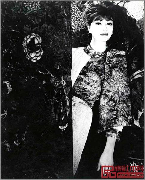 與香奈兒女士所鐘愛的其他事物一樣,東方屏風(fēng)也化作她的靈感來源,出現(xiàn)在高級定制服上,成為發(fā)布會舞臺裝飾、宣傳影像的背景與廣告大片的細(xì)節(jié)(圖片來自CHANEL 中國官網(wǎng)) 與香奈兒女士所鐘愛的其他事物一樣,東方屏風(fēng)也化作她的靈感來源,出現(xiàn)在高級定制服上,成為發(fā)布會舞臺裝飾、宣傳影像的背景與廣告大片的細(xì)節(jié)(圖片來自CHANEL 中國官網(wǎng))