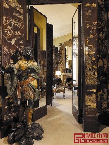  香奈兒女士將卸下鉸鏈的屏風(fēng)作為別致的墻面裝飾板