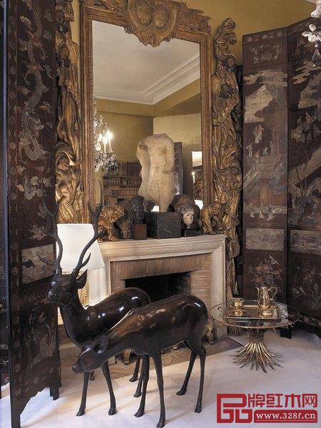 香奈兒女士將卸下鉸鏈的屏風(fēng)作為別致的墻面裝飾板 香奈兒女士將卸下鉸鏈的屏風(fēng)作為別致的墻面裝飾板