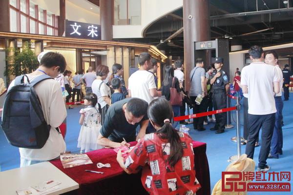 全國客商對2018新中式紅木家具展的熱情超乎想象