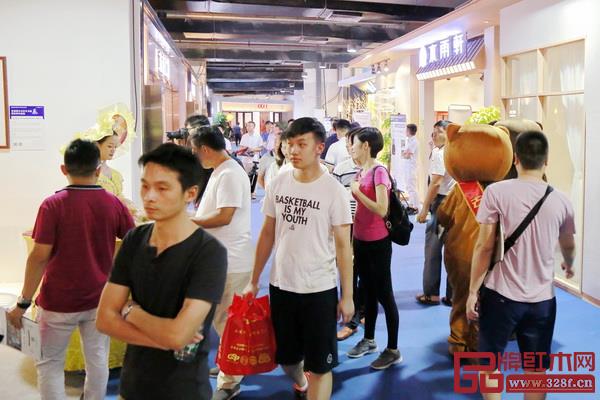 全國客商對2018新中式紅木家具展的熱情超乎想象