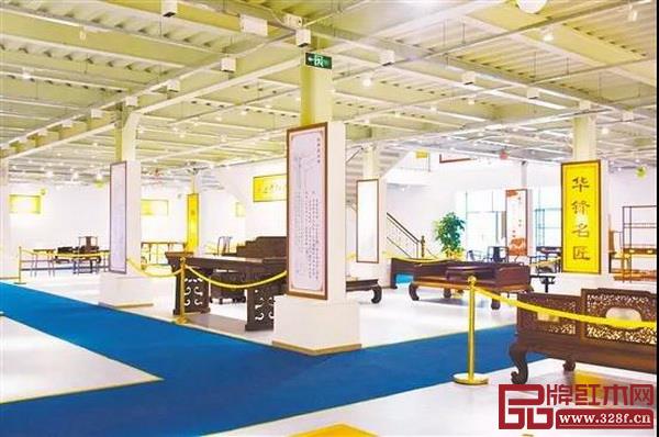 本屆文化節(jié)還引入了一個(gè)有趣的環(huán)節(jié)——榫卯家具拆裝表演 本屆文化節(jié)還引入了一個(gè)有趣的環(huán)節(jié)——榫卯家具拆裝表演