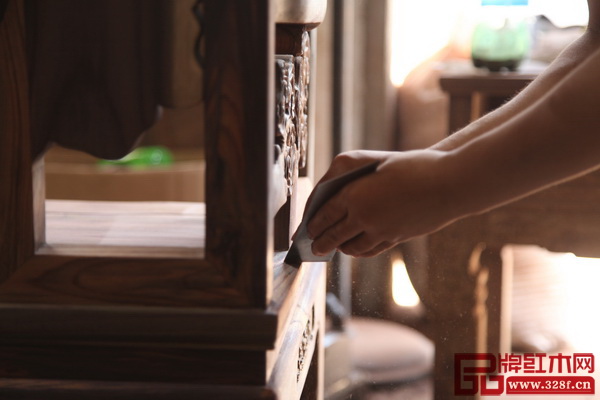 古森紅木產(chǎn)品生產(chǎn)工序——刮磨 古森紅木產(chǎn)品生產(chǎn)工序——刮磨