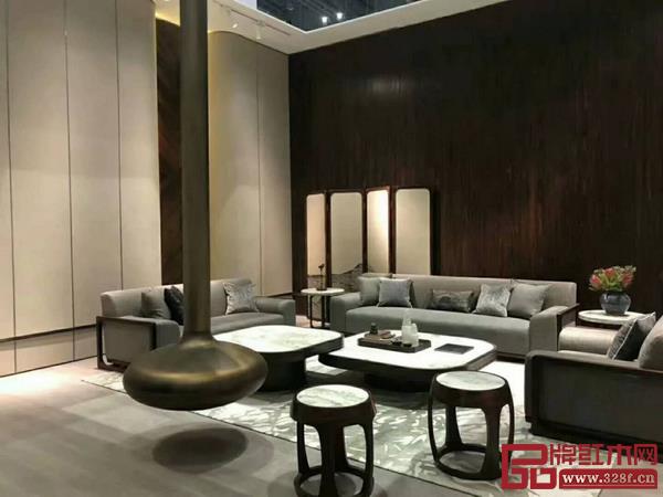 很多新中式品牌都有一個(gè)共同的變化，那就是——木料用得越來(lái)越少，軟包以及其他材質(zhì)占的比重越來(lái)越大