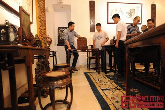 正在北京東方保利時間博物館舉辦的中國明清家具展,為大眾開辟了一個感受傳統(tǒng)文化精髓,探討明清家具鑒賞話題的專業(yè)平臺 正在北京東方保利時間博物館舉辦的中國明清家具展,為大眾開辟了一個感受傳統(tǒng)文化精髓,探討明清家具鑒賞話題的專業(yè)平臺