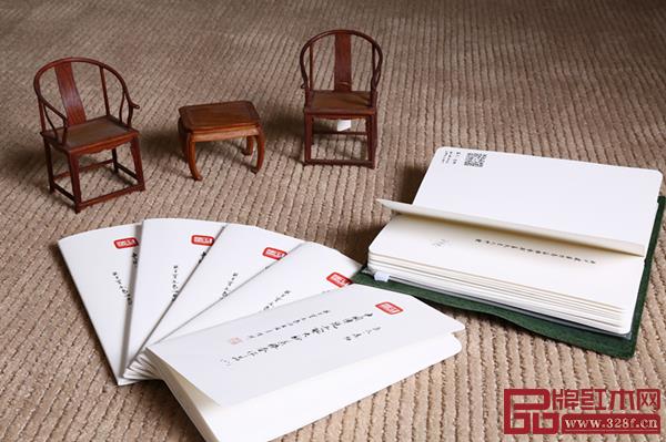 紅木家企業(yè)的文創(chuàng)產(chǎn)品——中國(guó)傳統(tǒng)工藝大師作品手繪手賬(區(qū)氏臻品供圖) 紅木家企業(yè)的文創(chuàng)產(chǎn)品——中國(guó)傳統(tǒng)工藝大師作品手繪手賬(區(qū)氏臻品供圖)