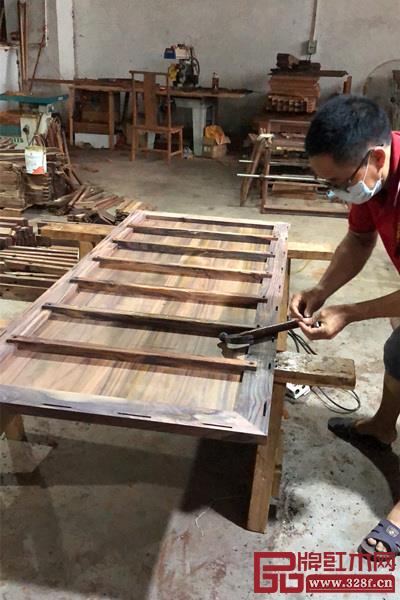 志成紅木“耕梨”新中式《七碗茶臺》生產(chǎn)組裝中