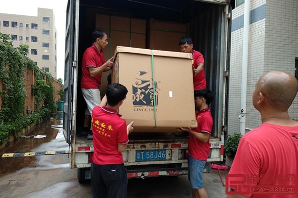 志成紅木“耕梨”新中式《七碗茶臺》被細心地打包裝運，啟程天津