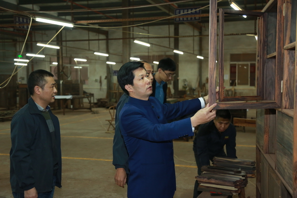 東成紅木董事長(zhǎng)張錫復(fù)(左二)強(qiáng)調(diào):“產(chǎn)品是市場(chǎng)的根本,品質(zhì)更是品牌的命脈?!? alt=