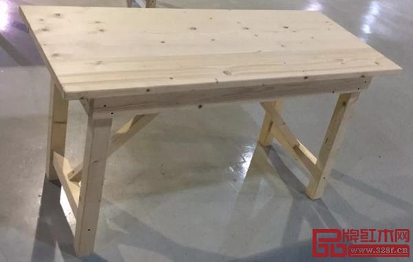 東陽賽區(qū)選拔賽競賽組委會為工人提供的手工木工工作臺 東陽賽區(qū)選拔賽競賽組委會為工人提供的手工木工工作臺