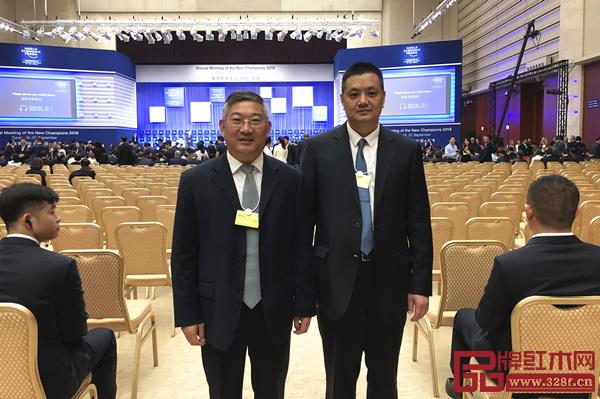 志成紅木董事長李正倫（右）和志成紅木總經(jīng)理湯朝陽（左）在2018天津夏季達沃斯論壇主會場?