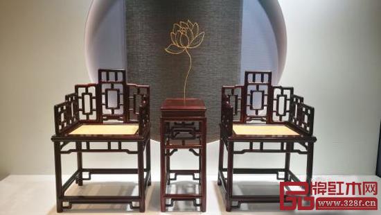 “中國(guó)蘇作紅木文化展”以實(shí)物、圖片與解說(shuō)相結(jié)合,立體化的展覽格局強(qiáng)化大眾對(duì)蘇作紅木文化的理解 “中國(guó)蘇作紅木文化展”以實(shí)物、圖片與解說(shuō)相結(jié)合,立體化的展覽格局強(qiáng)化大眾對(duì)蘇作紅木文化的理解
