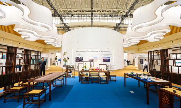 志成紅木：耕梨新中式《七碗茶臺(tái)》榮耀亮相2018天津夏季達(dá)沃斯論壇