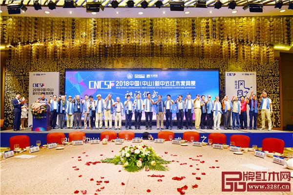 出席晚宴的領(lǐng)導(dǎo)嘉賓共同上臺(tái)祝酒