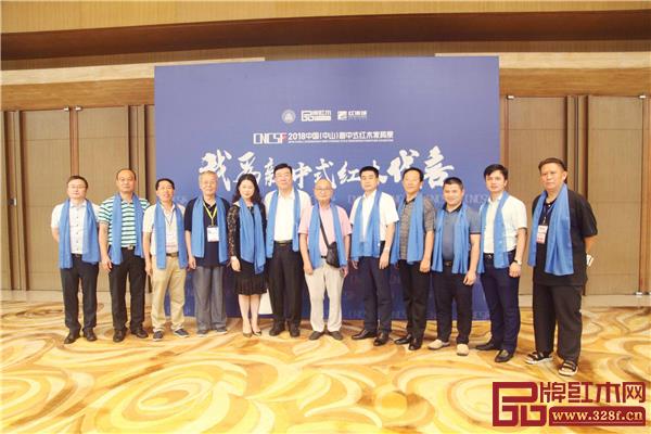 一眾領(lǐng)導(dǎo)嘉賓為新中式紅木代言
