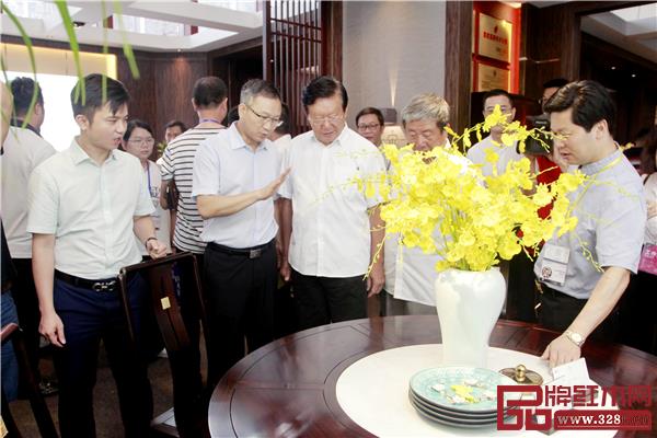 領導嘉賓參觀各參展企業(yè)展廳