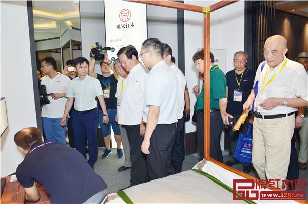 領導嘉賓參觀各參展企業(yè)展廳