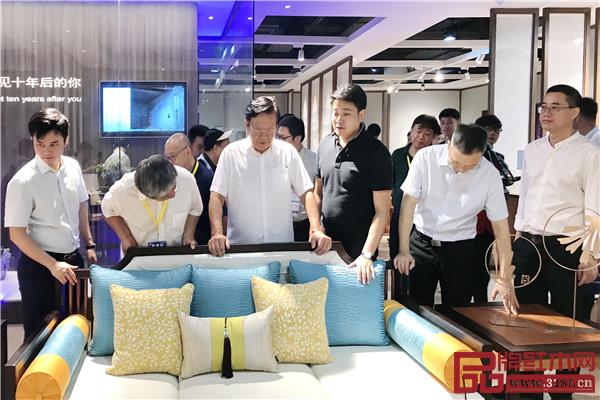 領導嘉賓參觀各參展企業(yè)展廳