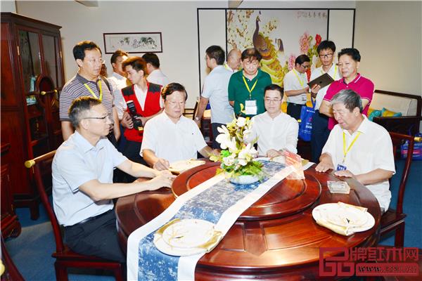 領導嘉賓參觀各參展企業(yè)展廳