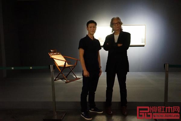 劉山先生（右）與區(qū)氏臻總經(jīng)理區(qū)錦澤（左）于躺椅前合影