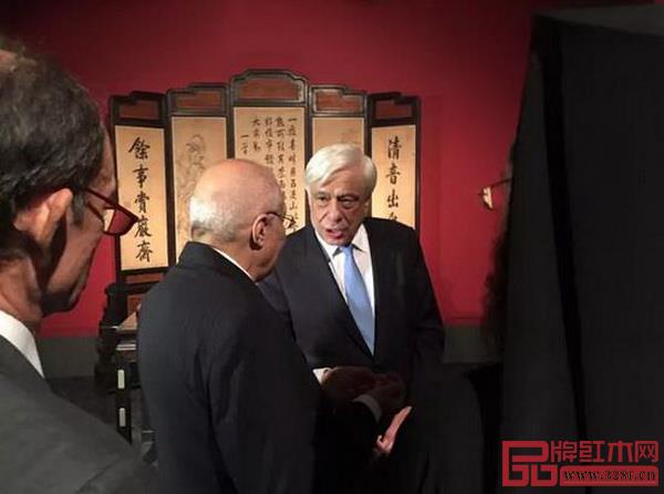 希臘總統(tǒng)帕夫洛普洛斯(右一)在“重文德之光華:重華宮原狀文物展”上參觀 希臘總統(tǒng)帕夫洛普洛斯(右一)在“重文德之光華:重華宮原狀文物展”上參觀