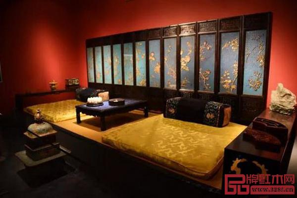 亮相“重文德之光華:重華宮原狀文物展”的紅木家具文物(此場景為重華宮東梢間“芝蘭室”,是乾隆臨幸休息的場所,炕上陳紫檀屏風(fēng),屏心雕有十二個月的花卉) 亮相“重文德之光華:重華宮原狀文物展”的紅木家具文物(此場景為重華宮東梢間“芝蘭室”,是乾隆臨幸休息的場所,炕上陳紫檀屏風(fēng),屏心雕有十二個月的花卉)