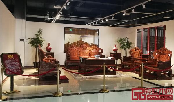 價(jià)值1.8億元的《百年好合》大型海南黃花梨沙發(fā)組合 價(jià)值1.8億元的《百年好合》大型海南黃花梨沙發(fā)組合