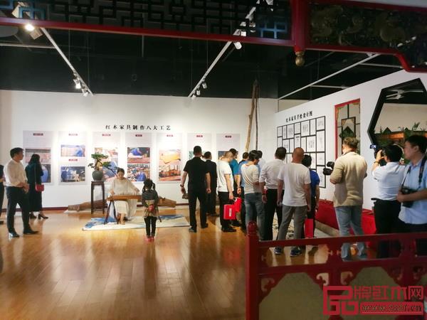 參觀者在香港美聯(lián)紅木臨沂藝術(shù)館駐足,了解中國紅木家具文化 參觀者在香港美聯(lián)紅木臨沂藝術(shù)館駐足,了解中國紅木家具文化