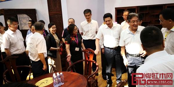 廣東省深圳市委常委 龍華區(qū)委書記余新國等多位領(lǐng)導(dǎo)、專家來到孔連紅木展館參觀交流