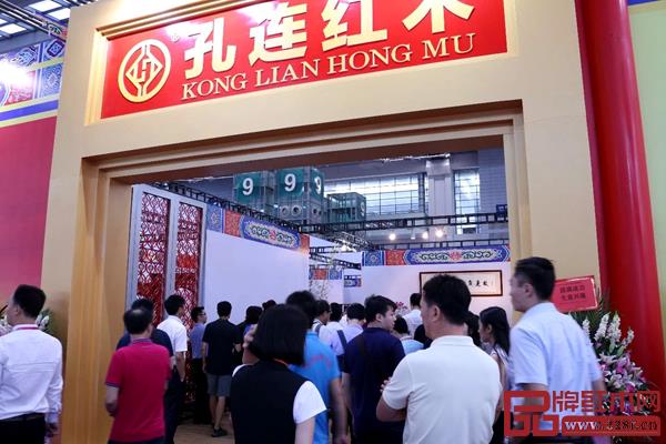 孔連紅木展館在開幕式當(dāng)天門庭若市