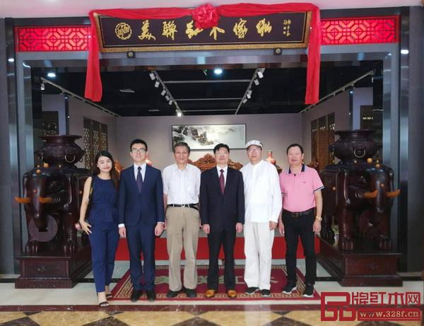 全聯(lián)藝術(shù)紅木家具專業(yè)委員會(huì)專家顧問、原故宮博物院文??萍疾恐魅尾莒o樓(左三),全聯(lián)藝術(shù)紅木家具專業(yè)委員會(huì)專家顧問、教育部教學(xué)改革示范專業(yè)“家具設(shè)計(jì)與制造”專業(yè)帶頭人彭亮(右二),美聯(lián)紅木董事長張洪林(右三),美聯(lián)紅木總經(jīng)理劉崇芳(右一),美聯(lián)紅木副董事長張文海(左二),全聯(lián)藝術(shù)紅木家具專業(yè)委員會(huì)秘書長舒鋆鋆(左一)在香港美聯(lián)紅木臨沂藝術(shù)館合影 全聯(lián)藝術(shù)紅木家具專業(yè)委員會(huì)專家顧問、原故宮博物院文保科技部主任曹靜樓(左三),全聯(lián)藝術(shù)紅木家具專業(yè)委員會(huì)專家顧問、教育部教學(xué)改革示范專業(yè)“家具設(shè)計(jì)與制造”專業(yè)帶頭人彭亮(右二),美聯(lián)紅木董事長張洪林(右三),美聯(lián)紅木總經(jīng)理劉崇芳(右一),美聯(lián)紅木副董事長張文海(左二),全聯(lián)藝術(shù)紅木家具專業(yè)委員會(huì)秘書長舒鋆鋆(左一)在香港美聯(lián)紅木臨沂藝術(shù)館合影
