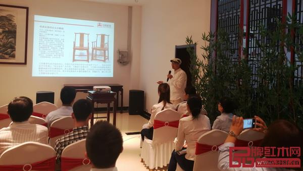 在開業(yè)慶典上,全聯(lián)藝術(shù)紅木家具專業(yè)委員會(huì)專家顧問、教育部教學(xué)改革示范專業(yè)“家具設(shè)計(jì)與制造”專業(yè)帶頭人彭亮,帶來了精彩的“明式家具雕刻藝術(shù)研究”主題分享 在開業(yè)慶典上,全聯(lián)藝術(shù)紅木家具專業(yè)委員會(huì)專家顧問、教育部教學(xué)改革示范專業(yè)“家具設(shè)計(jì)與制造”專業(yè)帶頭人彭亮,帶來了精彩的“明式家具雕刻藝術(shù)研究”主題分享