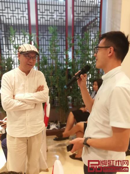 美聯(lián)紅木副董事長張文海(右)虛心請教,彭亮教授(左)詳細(xì)解答 美聯(lián)紅木副董事長張文海(右)虛心請教,彭亮教授(左)詳細(xì)解答