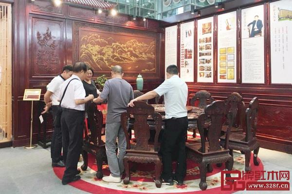 展會期間觀展領(lǐng)導(dǎo)專家蒞臨國方家居展位,高度評價國方家居整裝模式和產(chǎn)品品質(zhì) 展會期間觀展領(lǐng)導(dǎo)專家蒞臨國方家居展位,高度評價國方家居整裝模式和產(chǎn)品品質(zhì)